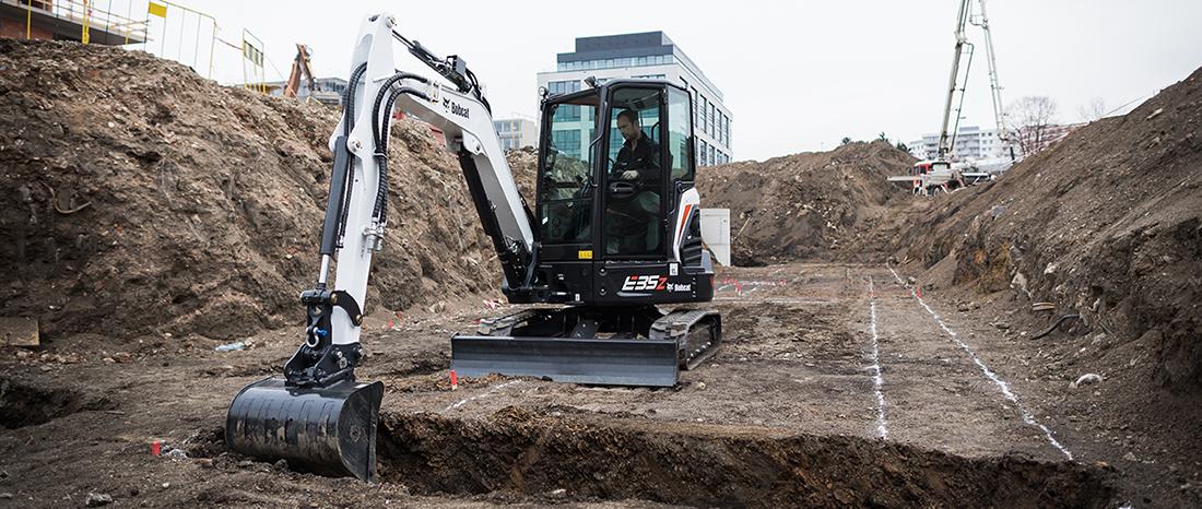 escavatore e35z in cantiere