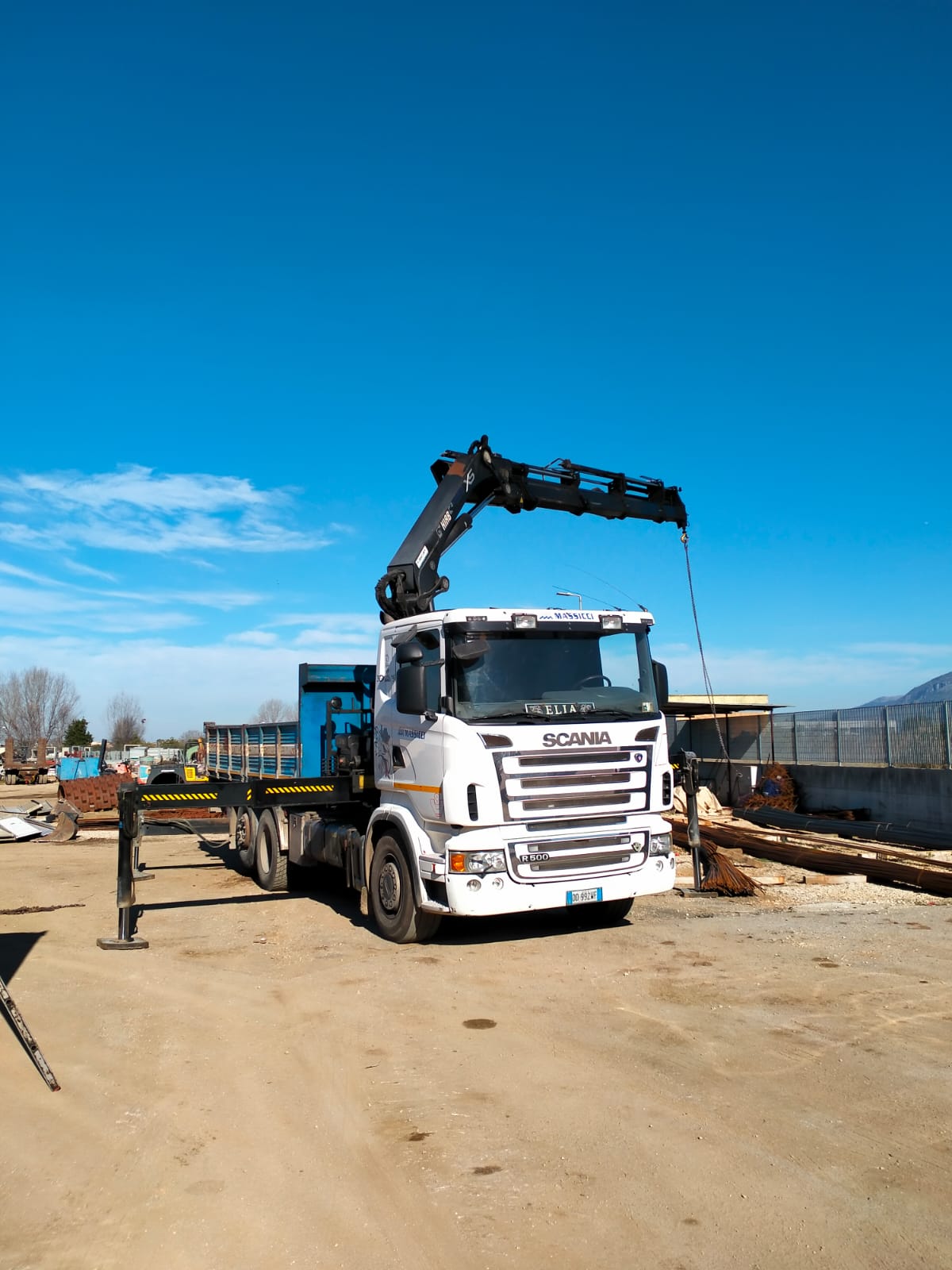 Scania_camion_con_gru_a_noleggio