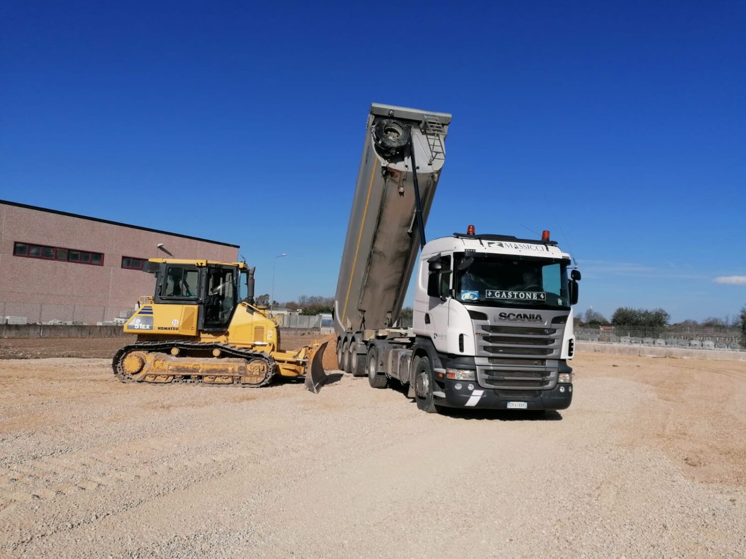 Escavatori e camion a noleggio
